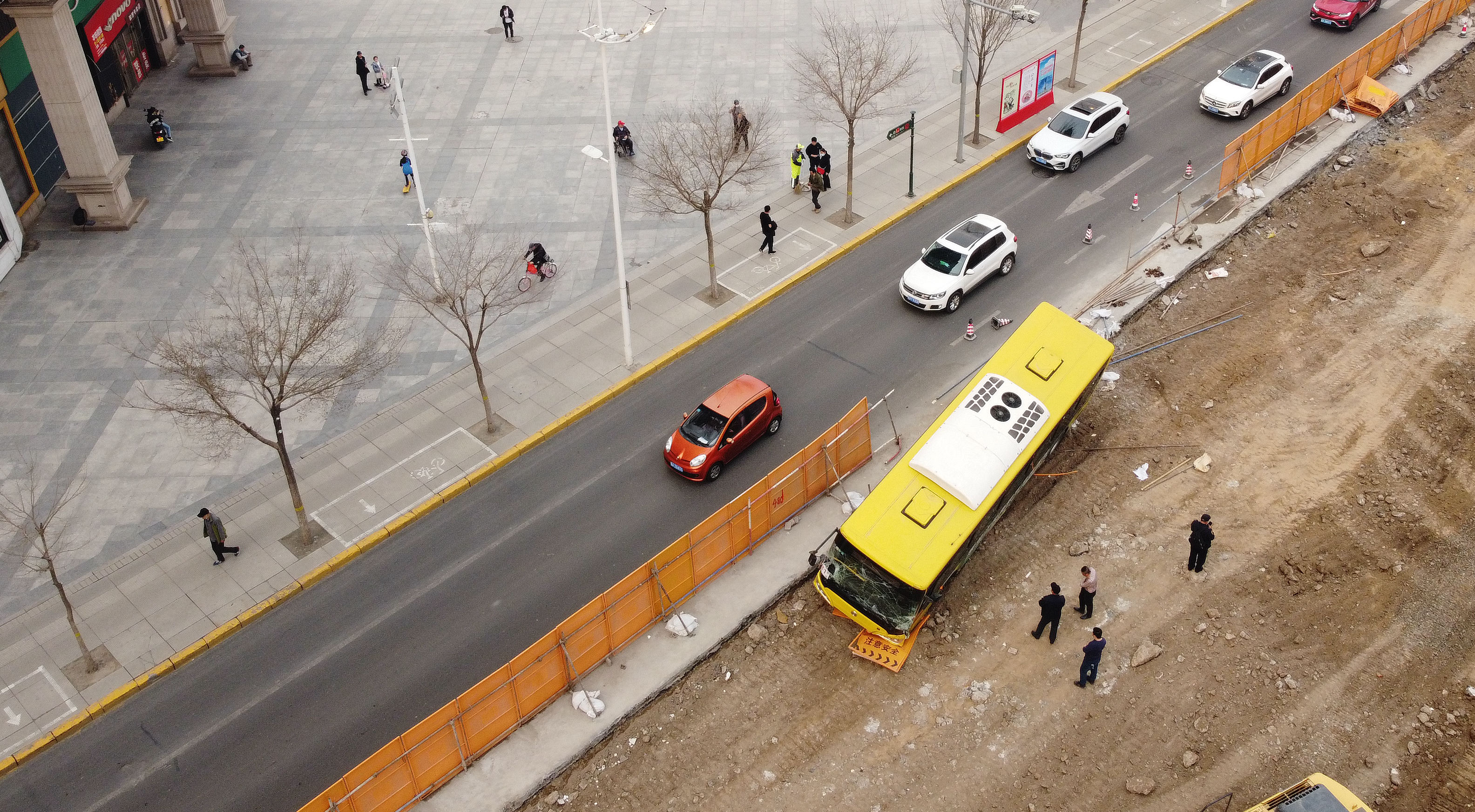 哈尔滨工业大学门前看到,一辆81路公交车,撞倒西大直街一侧多个围挡后
