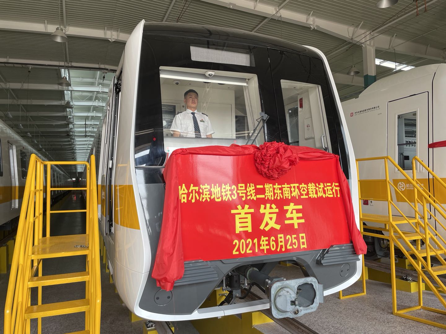 龙江新闻哈尔滨地铁3号线负责人邹永志告诉记者,3号线二期车型为铝