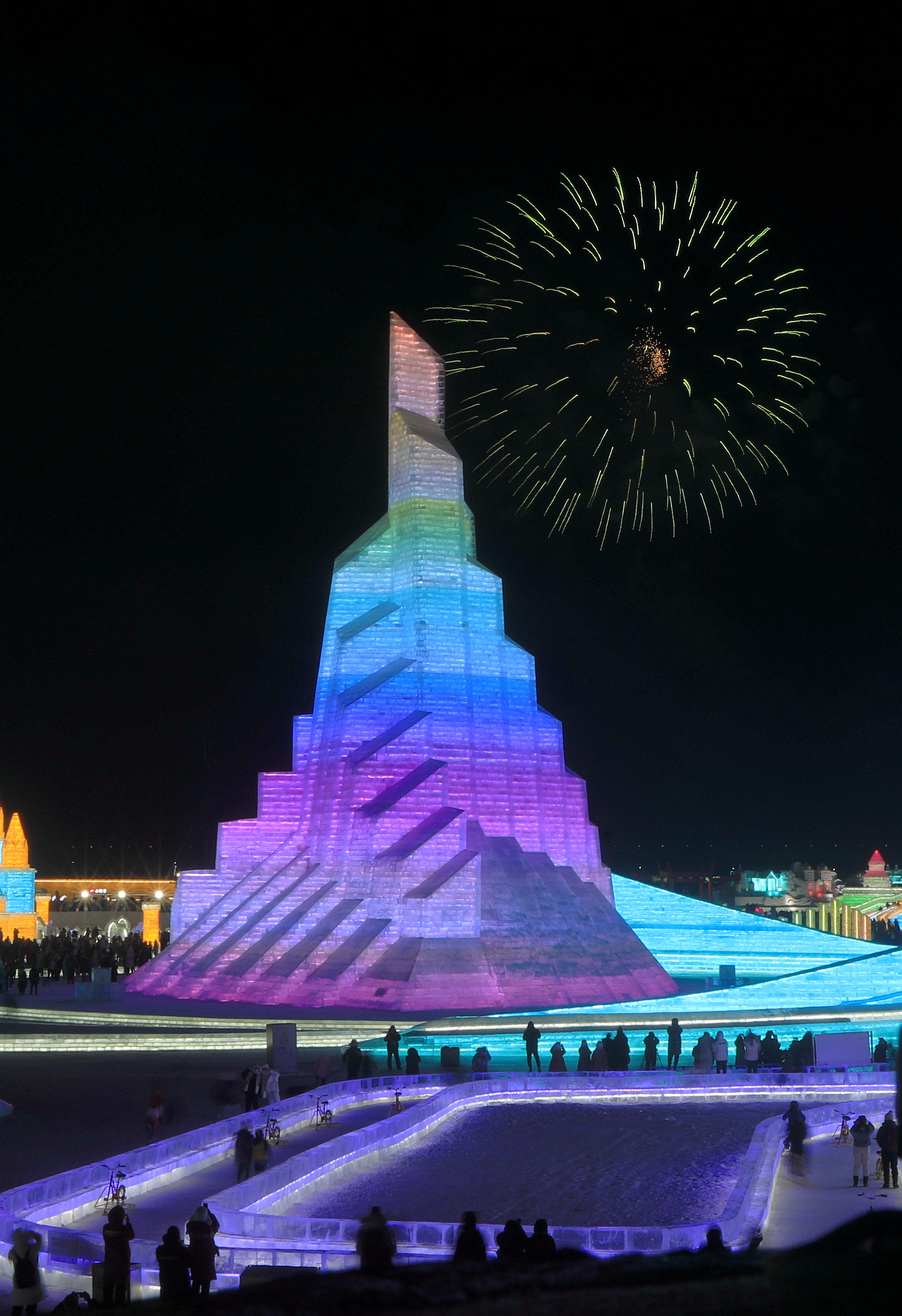 哈尔滨冰雪大世界:主塔圣火之巅如同点燃的奥运圣火