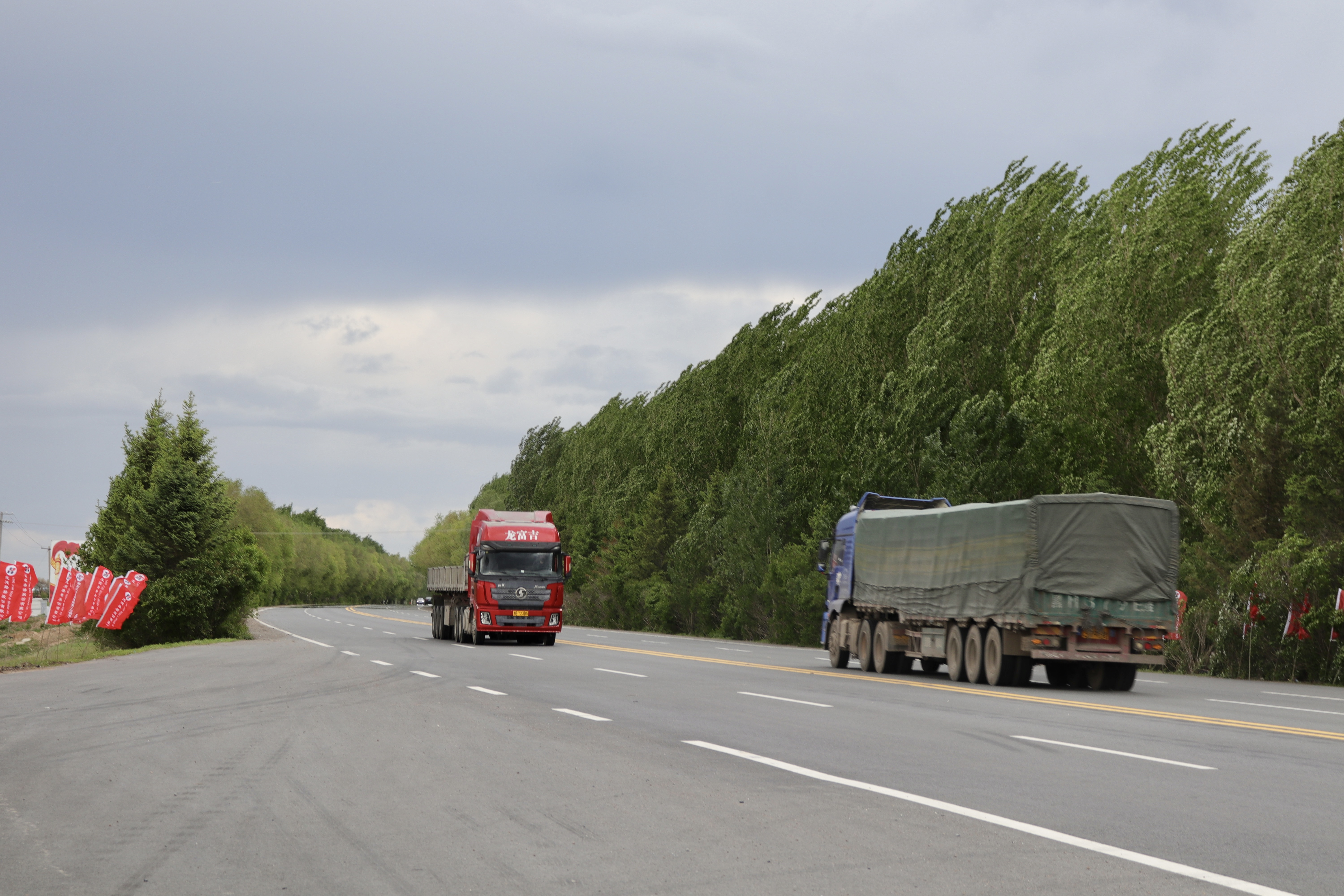 同为西部公路质量提升工程的省道s217已经完成施工正式通车,平坦的