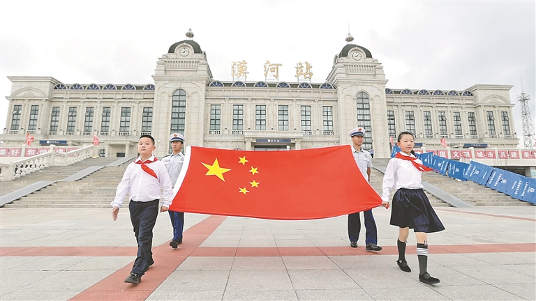 遨游太空的五星红旗在神州北极升起