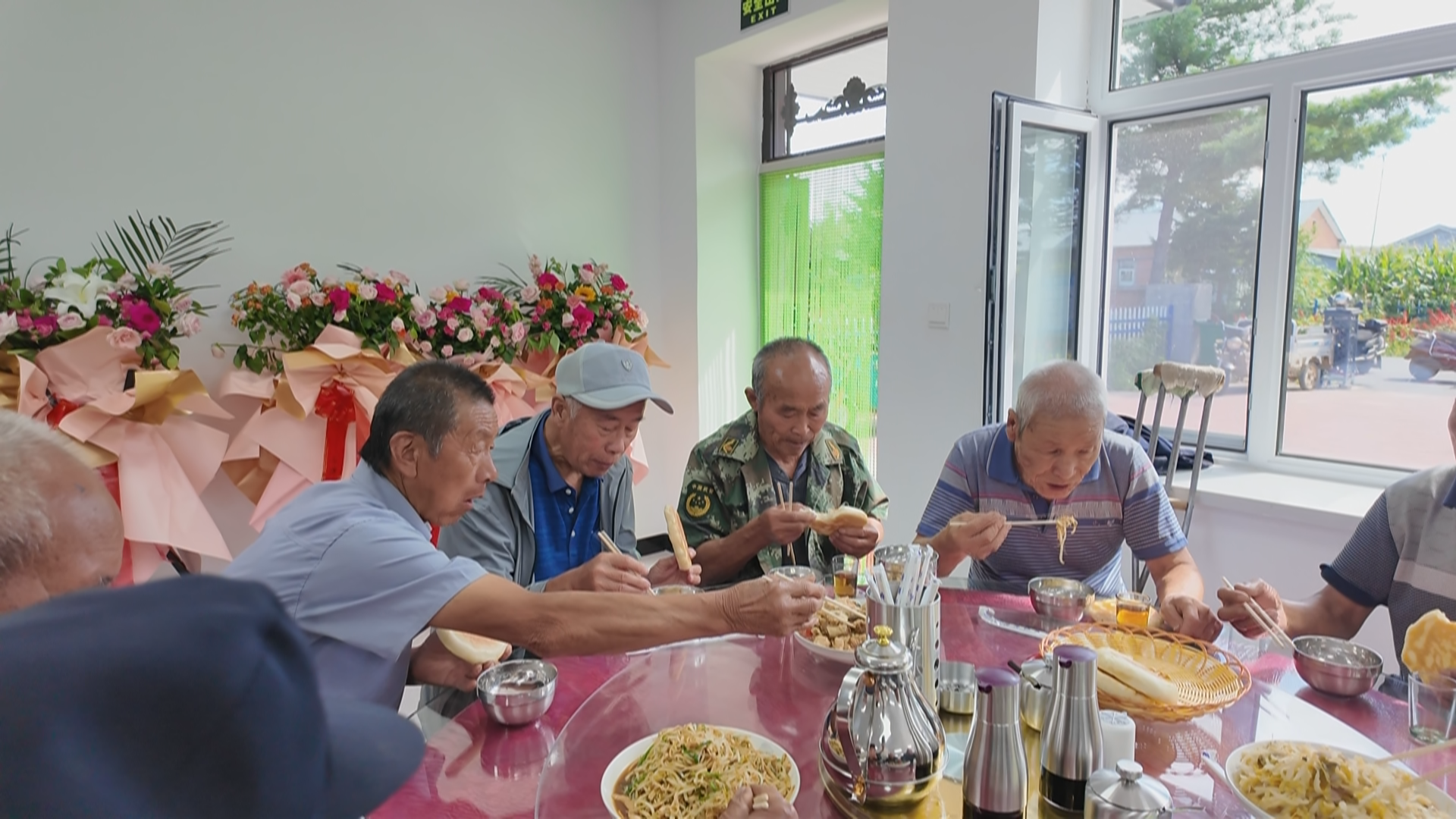 鹤岗首家村级食堂启用