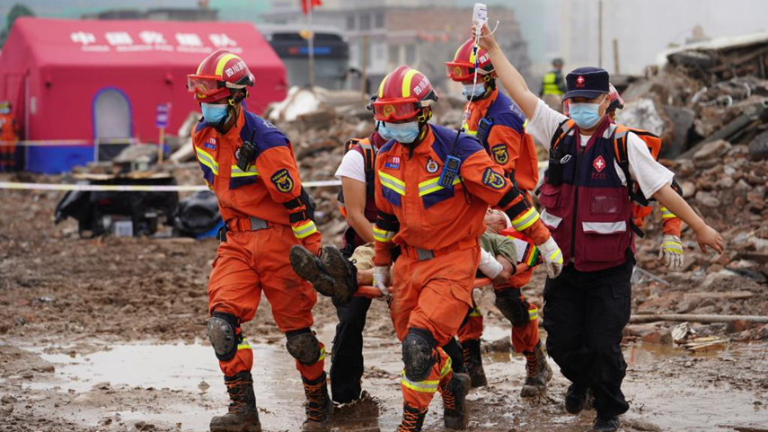 5月14日,参演人员在四川省雅安市雨城区演习现场进行地震救援演练